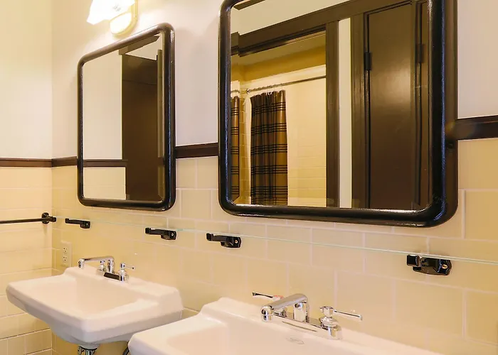 Eight-Bedroom Single Room